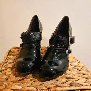 Modern Vintage 8M faux snake green leather/black patent lightly worn sole